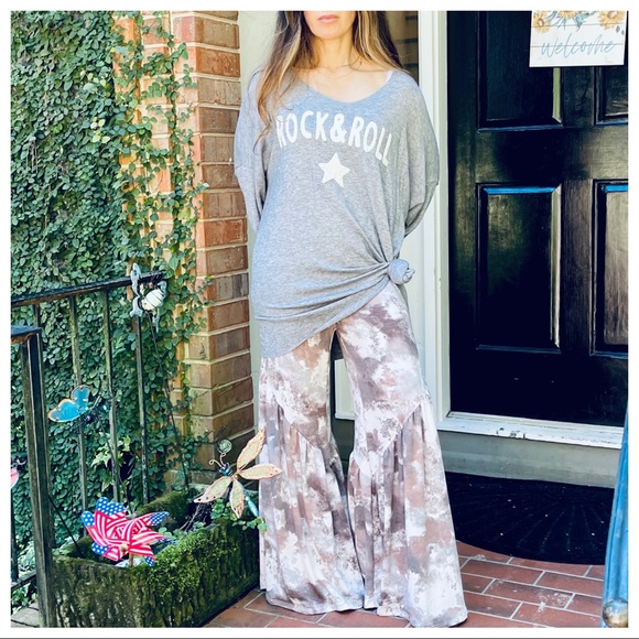 Made in Italy Rock and Roll soft loose Fit sweater - Picture 8 of 9